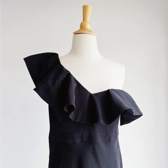 Topshop Black and Cream One Shoulder Dresses - Picture 4 of 7